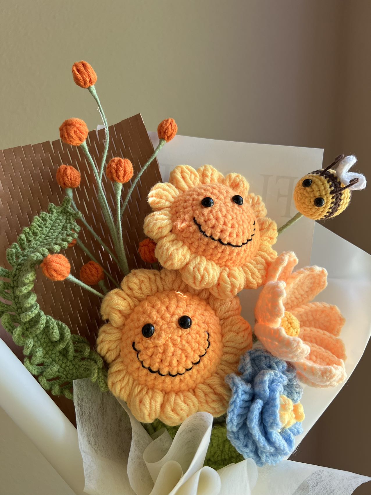 Smile bee | Crochet flowers bouquet, Flowers forever